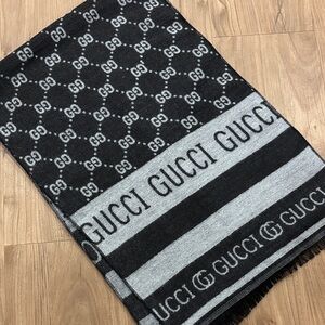 Gucci style grey scarf